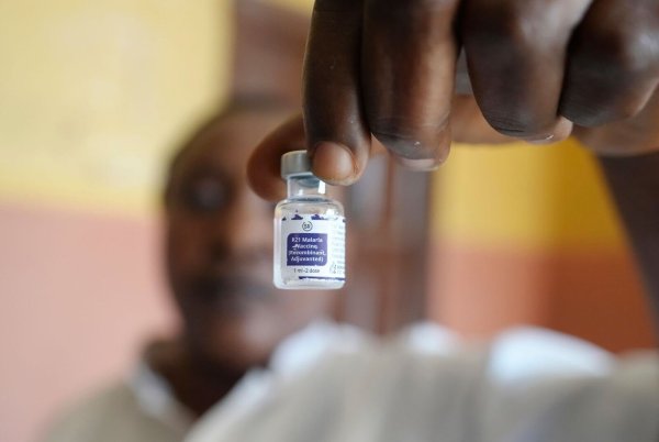 Erste Erfahrungen mit den beiden 2024 für Kinder zugelassenen Impfstoffen gegen Malaria stimmen Gesundheitsexperten hoffnungsvoll. (Archivbild) - © Sunday Alamba/AP