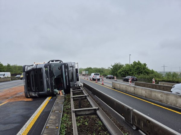 Auf der A4 ist am Donnerstagmorgen ein Lastwagen umgekippt. - © -/dpa