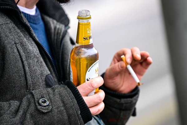 Riskanter Alkohol- und Nikotinkonsum führt zu hohen Todes- und Erkrankungszahlen. (Symbolbild) - © Sina Schuldt/dpa
