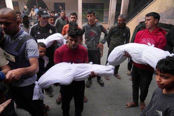 Bei einem israelischen Angriff in der Stadt Gaza hat es laut dem von der Hamas kontrollierten Zivilschutz mindestens 13 Tote gegeben. - © Jehad Alshrafi/AP/dpa