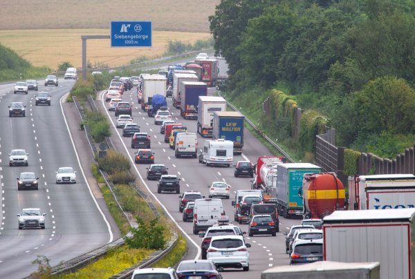 Die Sperrung der Abfahrt Siebengebirge in Königswinter auf der A3 in Richtung Köln ist erneut verschoben worden. (Archivbild) - © Thomas Banneyer/dpa