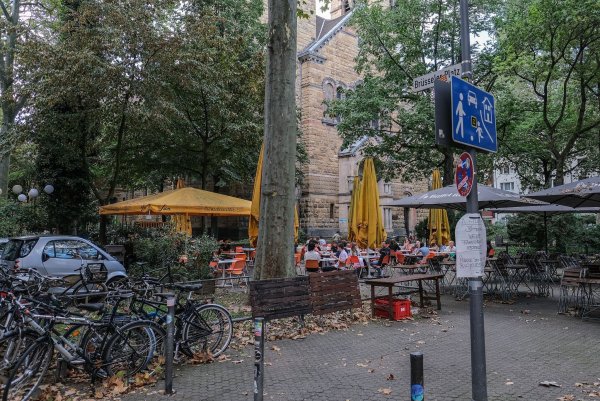 Der Brüsseler Platz in Köln ist beliebt bei Party-Publikum - wegen des Lärms gibt es daher seit Jahren Streit. (Archiv) - © Oliver Berg/dpa