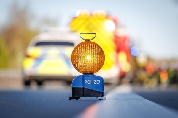 Ein Fahrer wurde in der Nacht auf der A44 lebensgefährlich verletzt, die Aufräumarbeiten zogen sich bis in den nächsten Vormittag (Symbolbild) - © Friso Gentsch/dpa