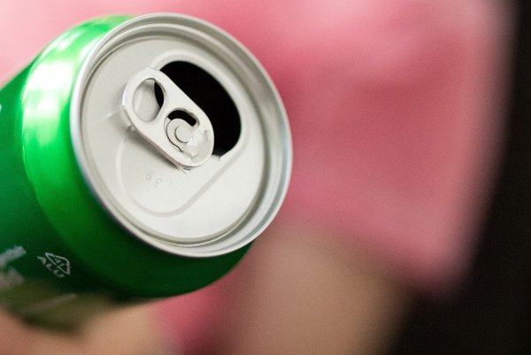 (Über-)dosis an Koffein, Zucker und Bisphenol-A: Die Zeitschrift «Öko-Test» untersuchte 22 Energydrinks und fällt ein vernichtendes Urteil. - © Alexander Heinl/dpa-tmn