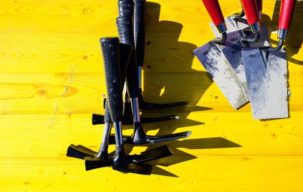 Jedes fünfte Mittelstandsunternehmen hat laut einer Umfrage Stellen abgebaut. Besonders stark ist der Stellenabbau demnach im Baugewerbe. (Symbolbild) - © Philipp Schulze/dpa