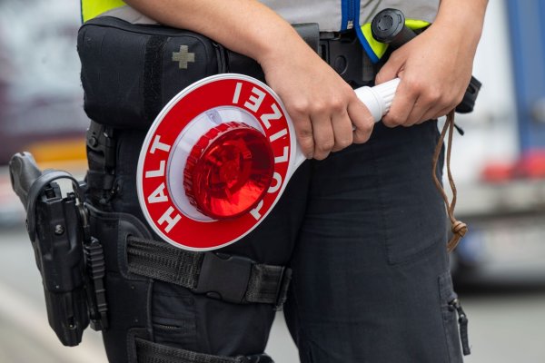 In der Nähe der Grenze zu Österreich wurde ein Mann kontrolliert, der in Deutschland per Haftbefehl gesucht wurde. Jetzt sitzt er im Gefängnis. (Symbolbild) - © Peter Kneffel/dpa