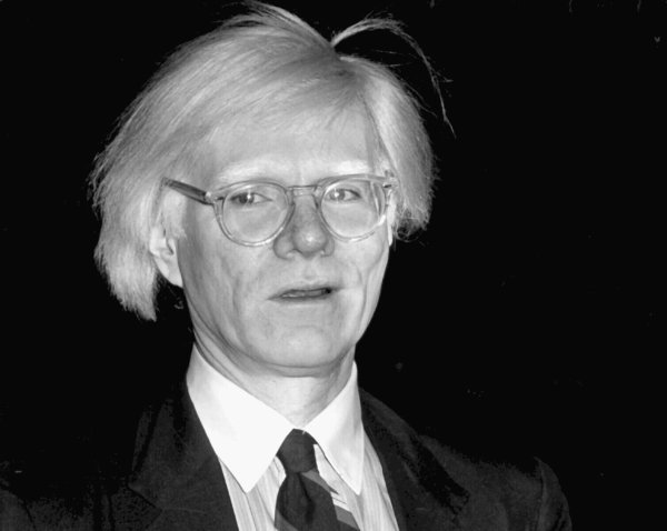 Allein der Siebdruck des Pop-Art-Künstlers Warhol aus seiner berühmten Königinnen-Serie von 1985 war etwa 15 000 Euro wert. (Archivbild) - © Horst Ossinger/dpa