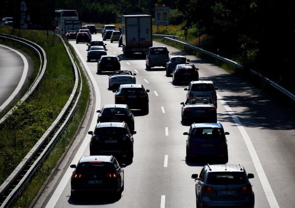 Die EU-Kommission will eine jährliche Pflichtuntersuchung für ältere Autos. (Archivbild) - © Daniel Bockwoldt/dpa