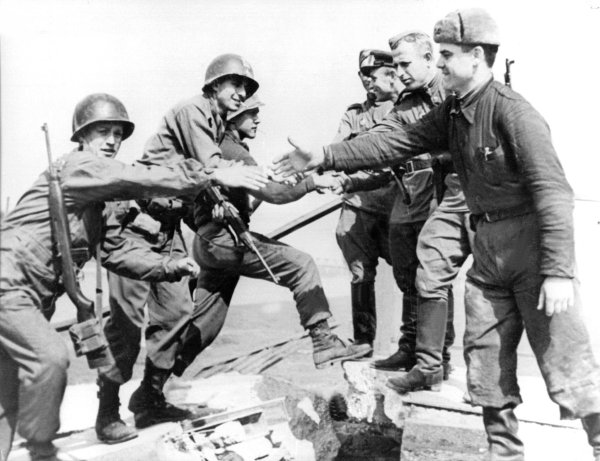 Dieses Foto vom Handschlag amerikanischer und sowjetischer Soldaten in Torgau am 25. April 1945 ging um die Welt. (Archivbild) - © ADN/dpa