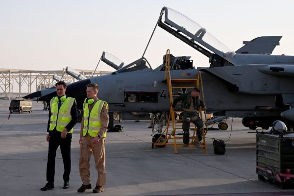 Auf seiner Wirtschaftsreise in den arabischen Raum hat Ministerpräsident Wüst einen Abstecher zu einer deutschen Luftwaffen-Einheit gemacht. - © Wolf von Dewitz/dpa
