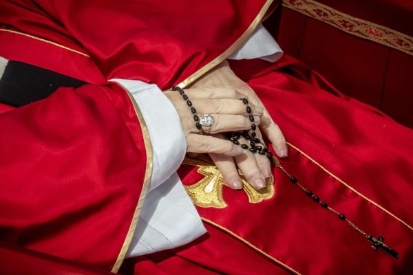 Noch liegt der tote Papst im offenen Sarg im Petersdom. - © Michael Kappeler/dpa