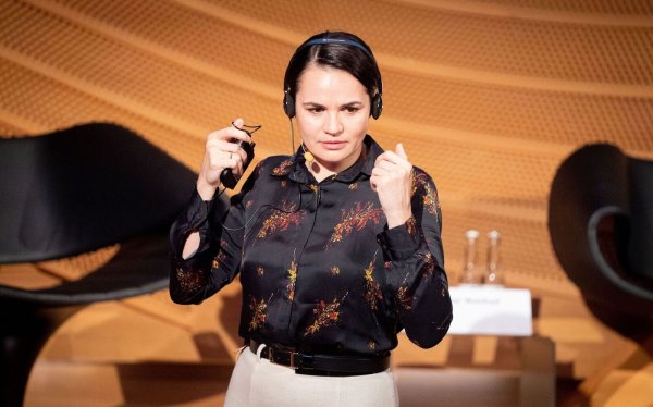 Die Oppositionsführerin Swetlana Tichanowskaja aus Belarus nahm 2020 an einer Panel-Diskussion der Deutschen Gesellschaft für Osteuropakunde in Berlin teil. (Archivfoto) - © Kay Nietfeld/dpa