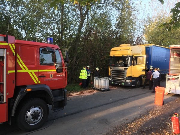 In der Straße "Zum Twilen" wurde der restliche Dieseltank in einen Auffangbehälter umgepumpt. - © Feuerwehr Lage