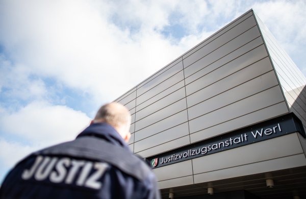 Ein Justizvollzugsbeamter steht an der Hauptforte der Justizvollzugsanstalt (JVA) Werl. Nach monatelanger Flucht wurde der als gefährlich eingestufte Häftling Daniel V. aus der JVA Werl in Serbien gefasst. - © Guido Kirchner/dpa