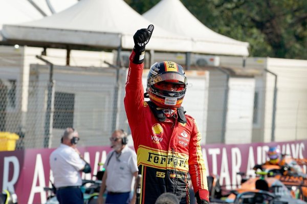 Holte sich die Pole Position für das Ferrari-Heimspiel in Monza: Carlos Sainz. - © Hasan Bratic/dpa