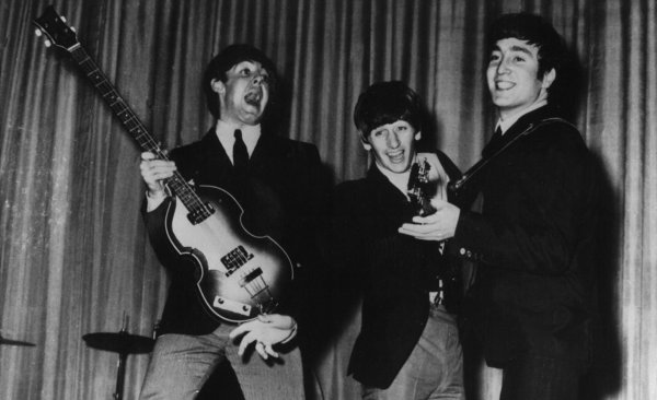 Paul, Ringo und John im Londoner Lyris Theatre im Jahr 1962. - © dpa