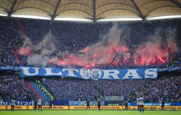 Fans von Hansa Rostock haben in Hamburg Pyrotechnik gezündet. - © Christian Charisius/dpa