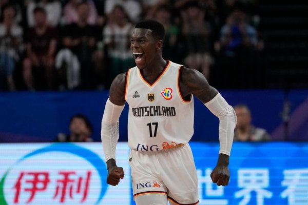 Die deutsche Mannschaft um Dennis Schröder setzte sich auch gegen Slowenien durch. - © Hiro Komae/AP/dpa