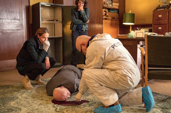 Hehler Helmut Roth (Jo Jung, unten) wird Johanna Stern (Lisa Bitter, l), Lena Odenthal (Ulrike Folkerts) und Peter Becker (Peter Espeloer, r) keine Auskünfte mehr geben können. - © Christian Koch/SWR/dpa