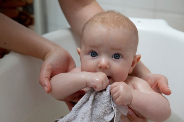 Babyhaut ist sehr empfindlich, daher sollte beim Baden kein heißes Wasser in die Wanne nachlaufen. - © Silvia Marks/dpa-tmn