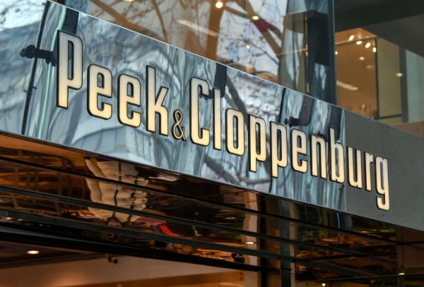 Der Schriftzug "Peek & Cloppenburg" über dem Eingang zu einem Geschäft des Textilkaufhauses. - © Jens Kalaene/dpa-Zentralbild/dpa