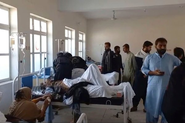Bei dem Selbstmordanschlag in Pakistan wurden Dutzende Menschen verletzt. - © Uncredited/District Police Office/AP/dpa
