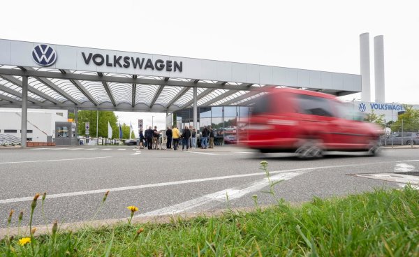 Blick auf das Tor von Volkswagen Sachsen am Standort Zwickau. Der VW-Konzern will sein künftiges Modell Trinity dort produzieren. - © Hendrik Schmidt/dpa