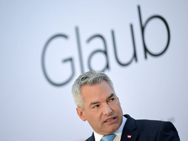 «Ich stehe dazu, dass sich Leistung lohnen muss, und ich stehe dazu, dass Eltern eine Fürsorgepflicht für ihre Kinder haben», sagt Österreichs Bundeskanzler Karl Nehammer. - © Roland Schlager/APA/dpa