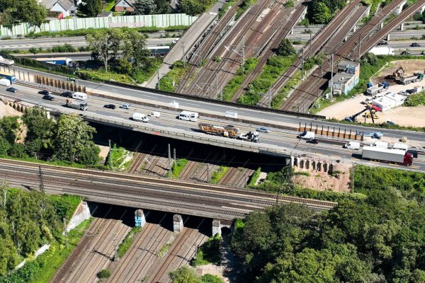 Der Abriss dieser Brücke der Autobahn A3 am Autobahnkreuz Kaiserberg führt in den Herbstferien zu massiven Verkehrseinschränkungen auf Straße und Schiene. - © Christoph Reichwein/dpa