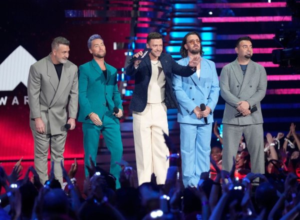 Joey Fatone (l-r), Lance Bass, Justin Timberlake, JC Chasez und Chris Kirkpatrick von NSYNC während der MTV Video Music Awards 2023. - © Charles Sykes/Invision/AP/dpa