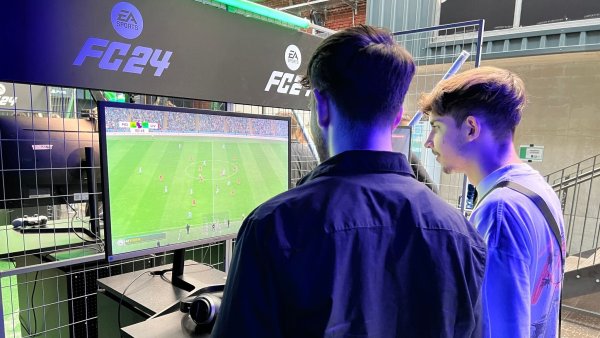 Die E-Sportler Stylo (l) und Dullenmike probieren bei einem Event in Köln EA Sports FC 24 aus. - © Pascal Mühle/dpa