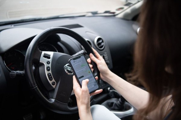 Am Handy sein, während man Auto fährt, ist verboten. - © Melissa Erichsen/dpa