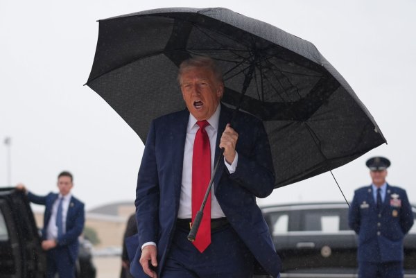Trump fliegt nach Israel. - © Evan Vucci/AP/dpa