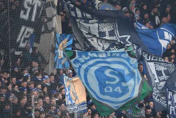 Vor dem Spiel in Dublin gab es einen Zwischenfall mit Schalke-Fans. (Archivbild) - © Swen Pförtner/dpa