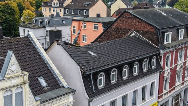 Blick auf ein teilweise eingestürztes Hausdach in Gevelsberg (Luftaufnahme mit einer Drohne). Die Bewohner wurden in Sicherheit gebracht. - © Alex Talash/dpa
