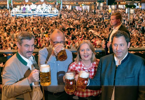 Auch wenn Markus Söder eigentlich nicht gerne Bier trinkt - fürs Foto auf dem Oktoberfest gehört auch für ihn der Maßkrug natürlich dazu. (Archivbild) - © Peter Kneffel/dpa