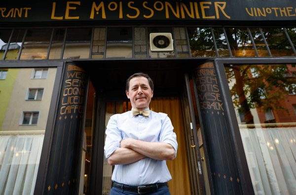 Vincent Moissonnier steht vor seinem Sterne-Bistro «Le Moissonnier», einem kleinen Stück Paris mitten in Köln. - © Thomas Banneyer/dpa