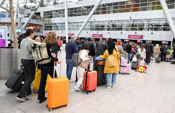 Im Abflug-Terminal kam es am Wochenende zu Wartezeiten. - © Roberto Pfeil/dpa