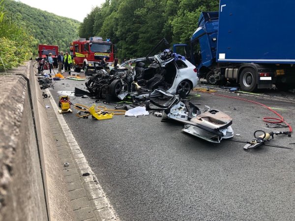 Zwei Menschen waren im Mai 2019 bei einem Unfall auf der B1 bei Schlangen ums Leben gekommen. - © Archiv: Niklas Böhmer