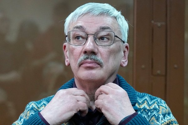 Oleg Orlow muss hinter Gitter. - © Alexander Zemlianichenko/AP/dpa