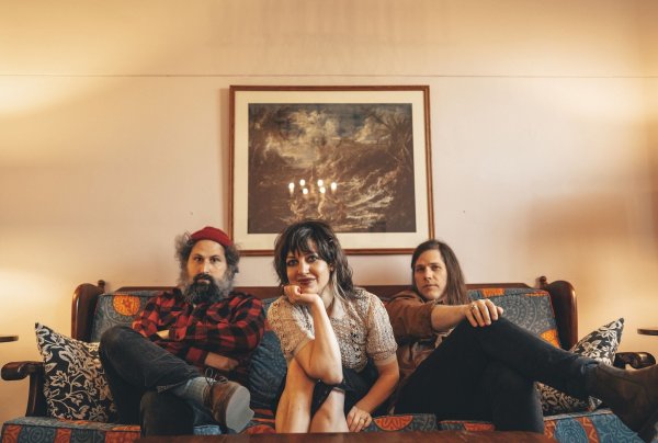 Anais Mitchell, Eric D. Johnson und Josh Kaufman sind Bonny Light Horseman. - © D. James Goodwin/Cargo Records/dpa