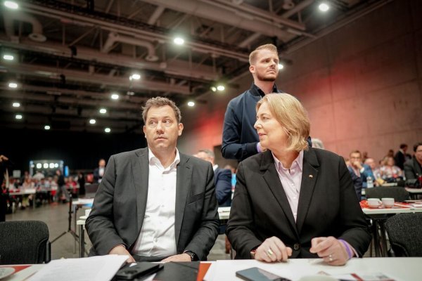 Der Parteitag hinterlässt die neue SPD-Spitze nachdenklich. - © Kay Nietfeld/dpa