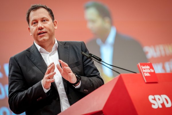 Parteichef Klingbeil setzte sich für den Antrag zum AfD-Verbotsverfahren ein. - © Kay Nietfeld/dpa