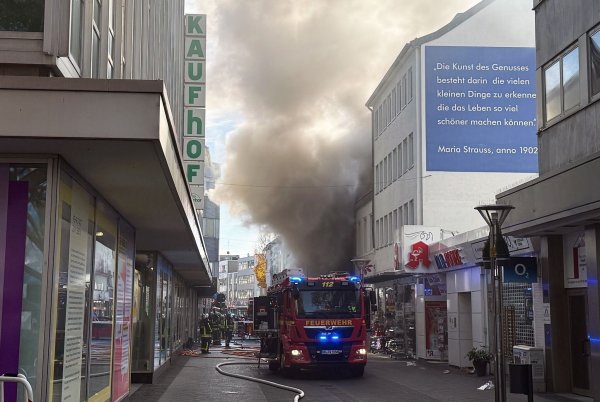 Zu einem Brand in einem Geschäft in der Krefelder Innenstadt sind zahlreiche Feuerwehrleute ausgerückt. - © Alexander Forstreuter/dpa