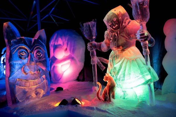 Hexen und Masken aus der schwäbisch-alemannischen Fastnacht sind in der Eisskulpturen-Ausstellung zu sehen. - © Fabian Strauch/dpa