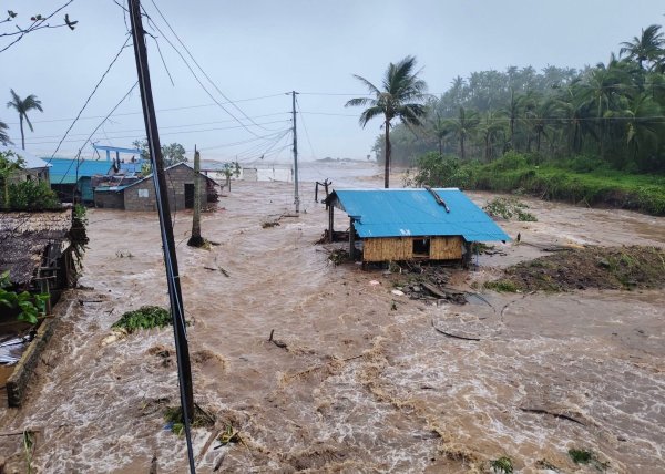 «Fung-Wong» löste teilweise schwere Überflutungen aus. - © ---/Catanduanes LGU/XinHua/dpa