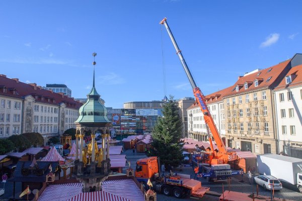 Schon seit Ende Oktober stehen die ersten Buden auf dem Alten Markt vor dem Magdeburger Rathaus. (Archivbild) - © Klaus-Dietmar Gabbert/dpa