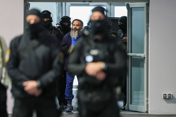 Der Angeklagte Taleb al-Abdulmohsen wird nach einer Pause wieder in den Gerichtssaal im temporären Gerichtsgebäude des Landgerichtes Magdeburg geführt. - © Jan Woitas/dpa