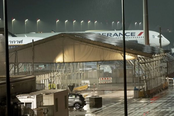 Grund für die Umleitung war laut Airline Brandgeruch im Cockpit. - © Ehsan Monajati/dpa