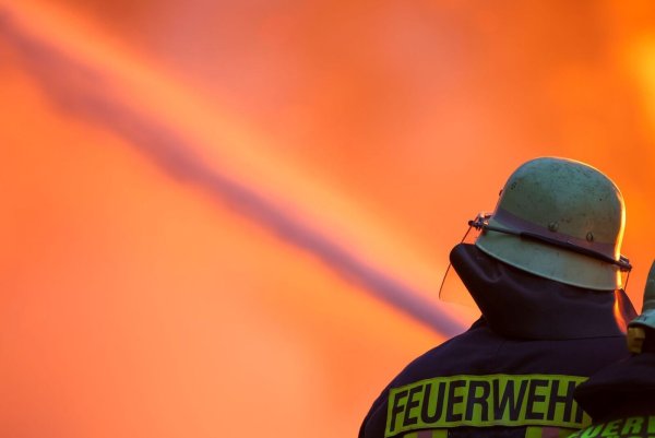 Die Feuerwehr war bei einem Brand an einer Tankstelle im Einsatz. (Symbolbild) - © Christoph Reichwein/dpa